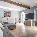 Stay In The Heart Of Paris